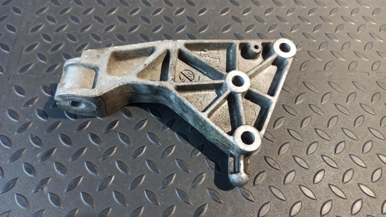 Кронштейн опоры двигателя Opel Astra/H 2004-2014