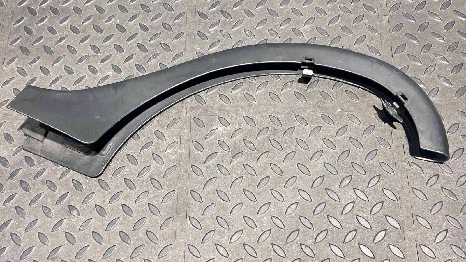 Накладка петли багажника правая Mercedes E/W211 2002-2009