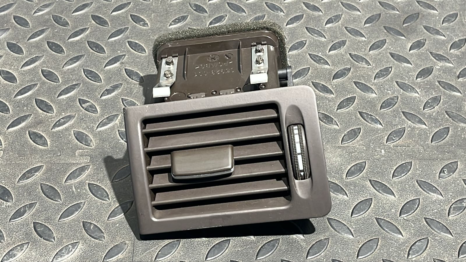 Дефлектор воздушный левый Mercedes C/W204 2006-2015