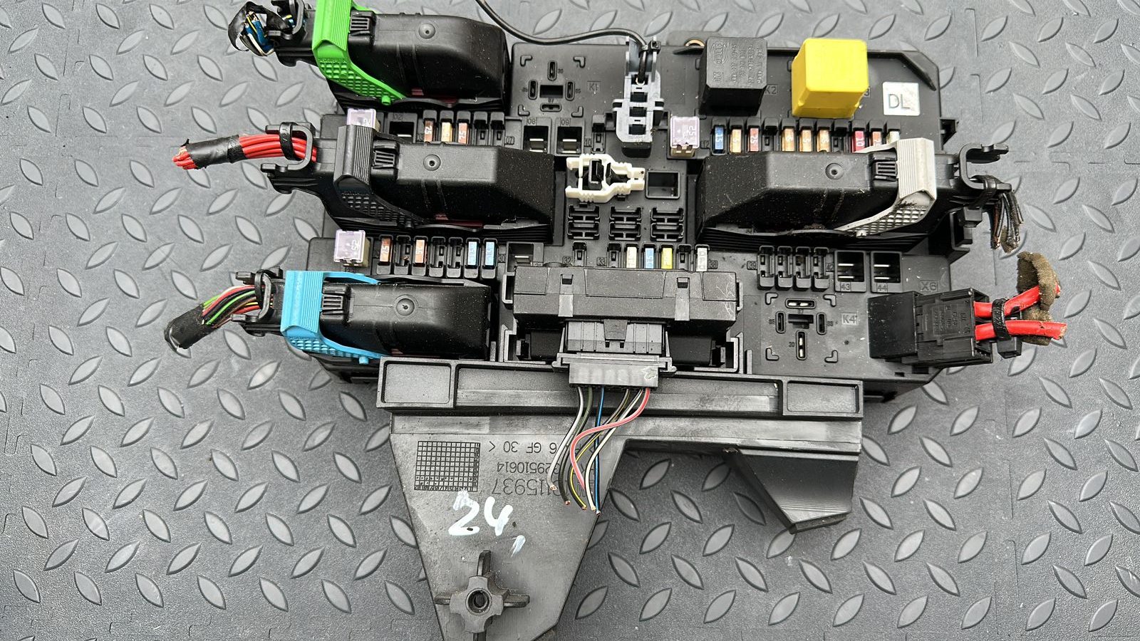 Блок предохранителей Opel Astra/H 2004-2014