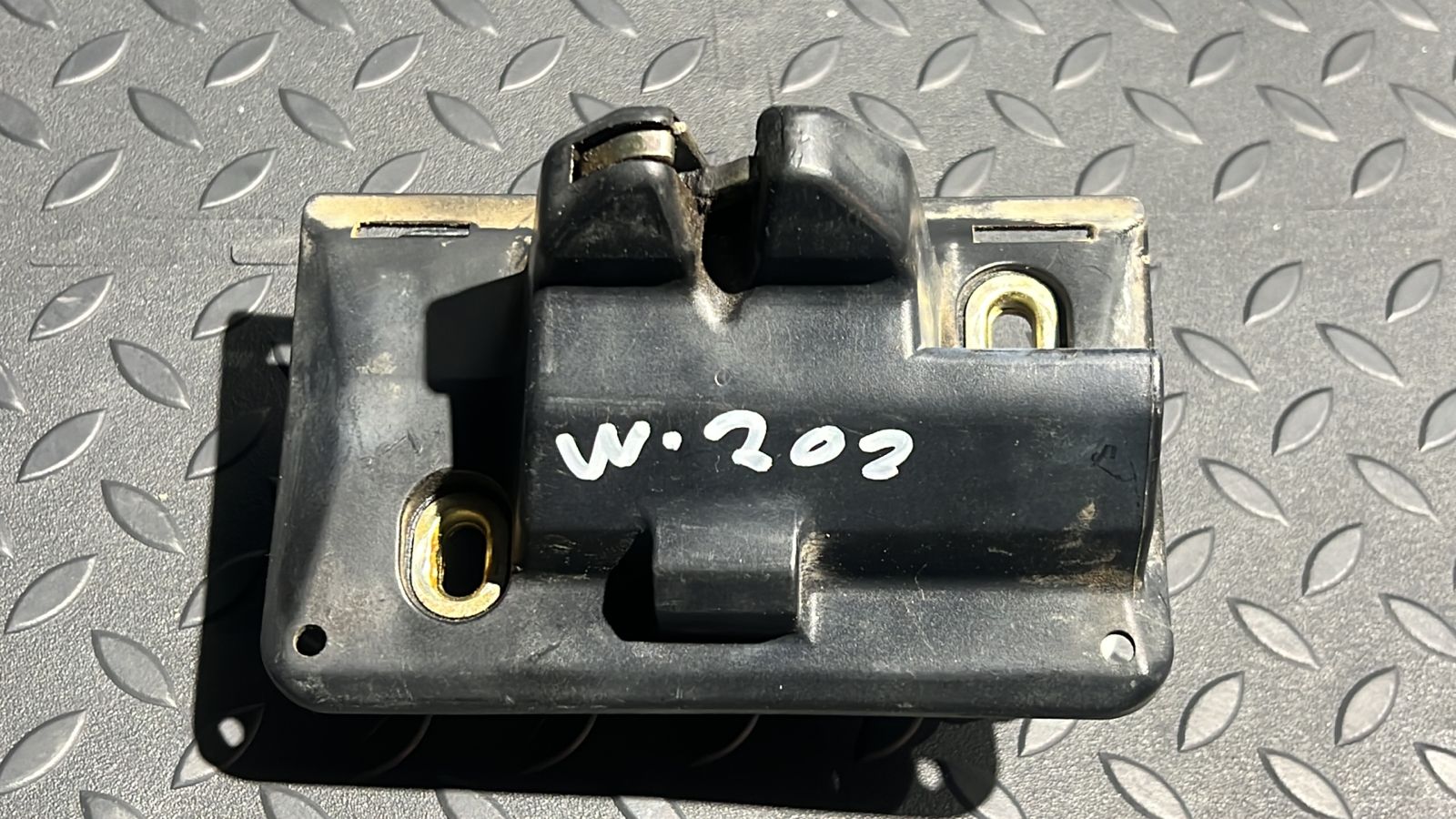 Замок крышки багажника Mercedes C/W202 1993-2001