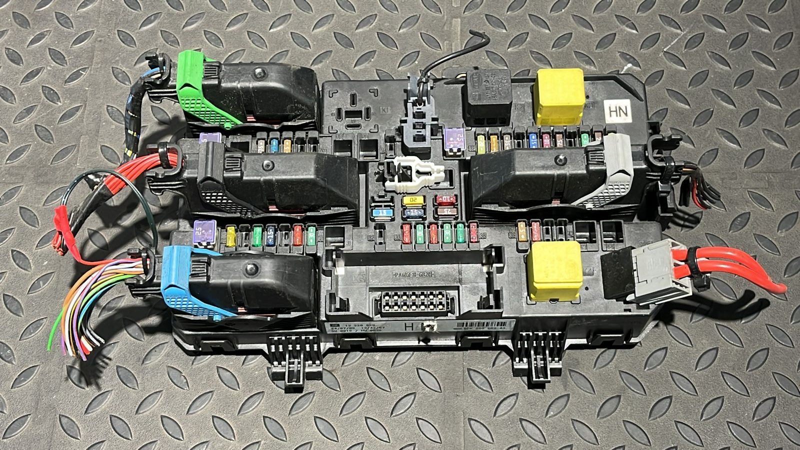 Блок предохранителей Opel Zafira/B 2005-2014