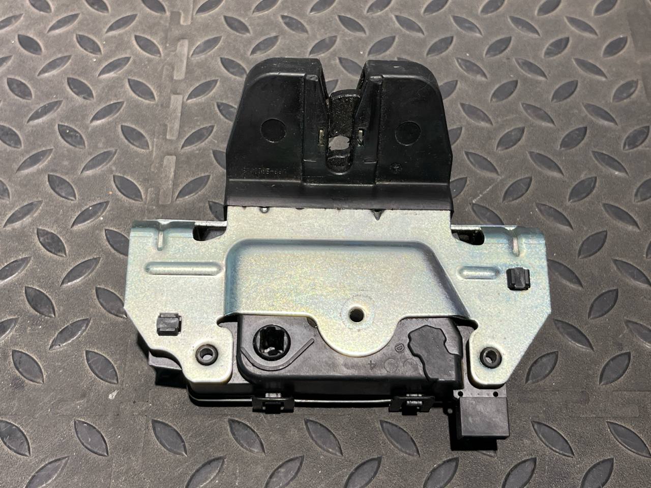 Замок двери багажника Opel Astra/H 2004-2014