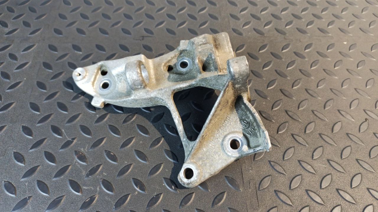 Кронштейн генератора Ford Focus/2 2004-2011