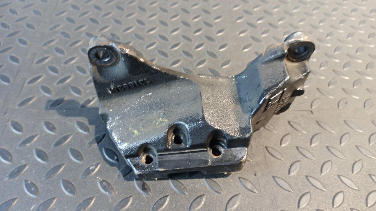 Кронштейн двигателя Opel Astra/H 2004-2014