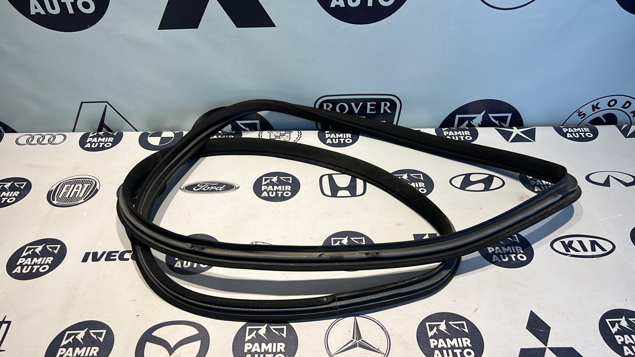 Уплотнитель двери передний Mercedes E/W211 2002-2009