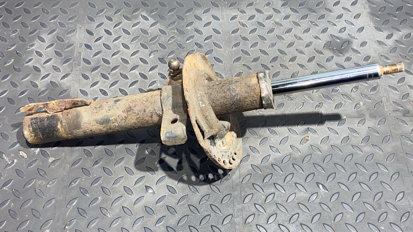 Амортизатор передний Renault Megane/2 2002-2009