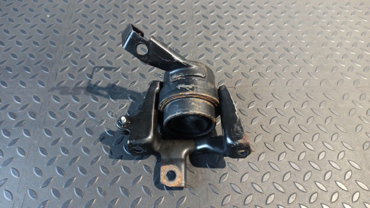 Опора двигателя Toyota Avensis/2 2003-2009