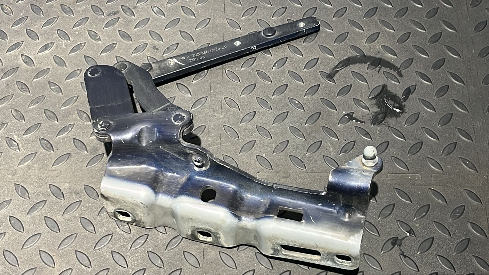 Петля капота левая Mercedes C/W203 2000-2008