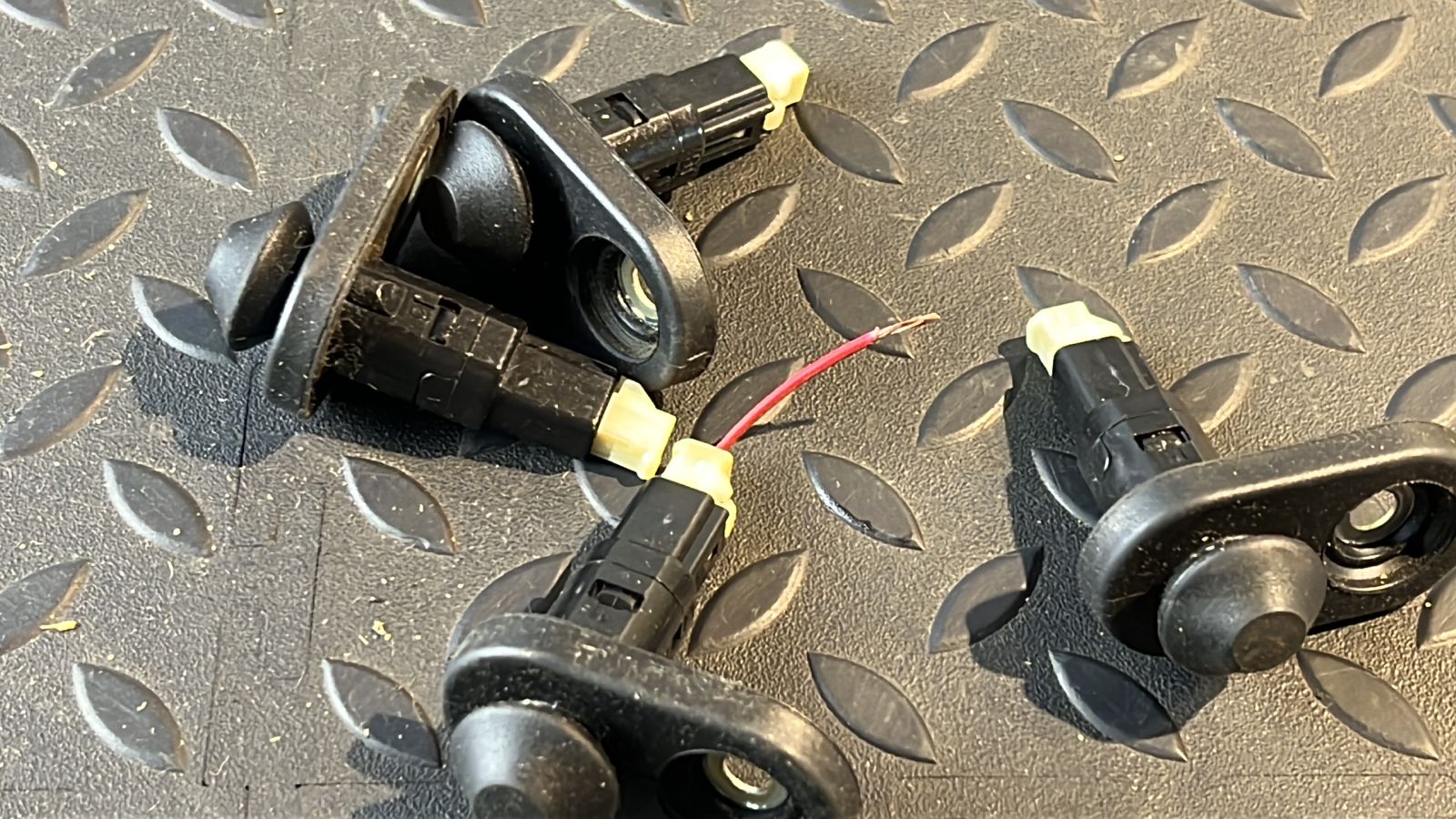 Выключатель концевой Toyota Avensis/2 2003-2009