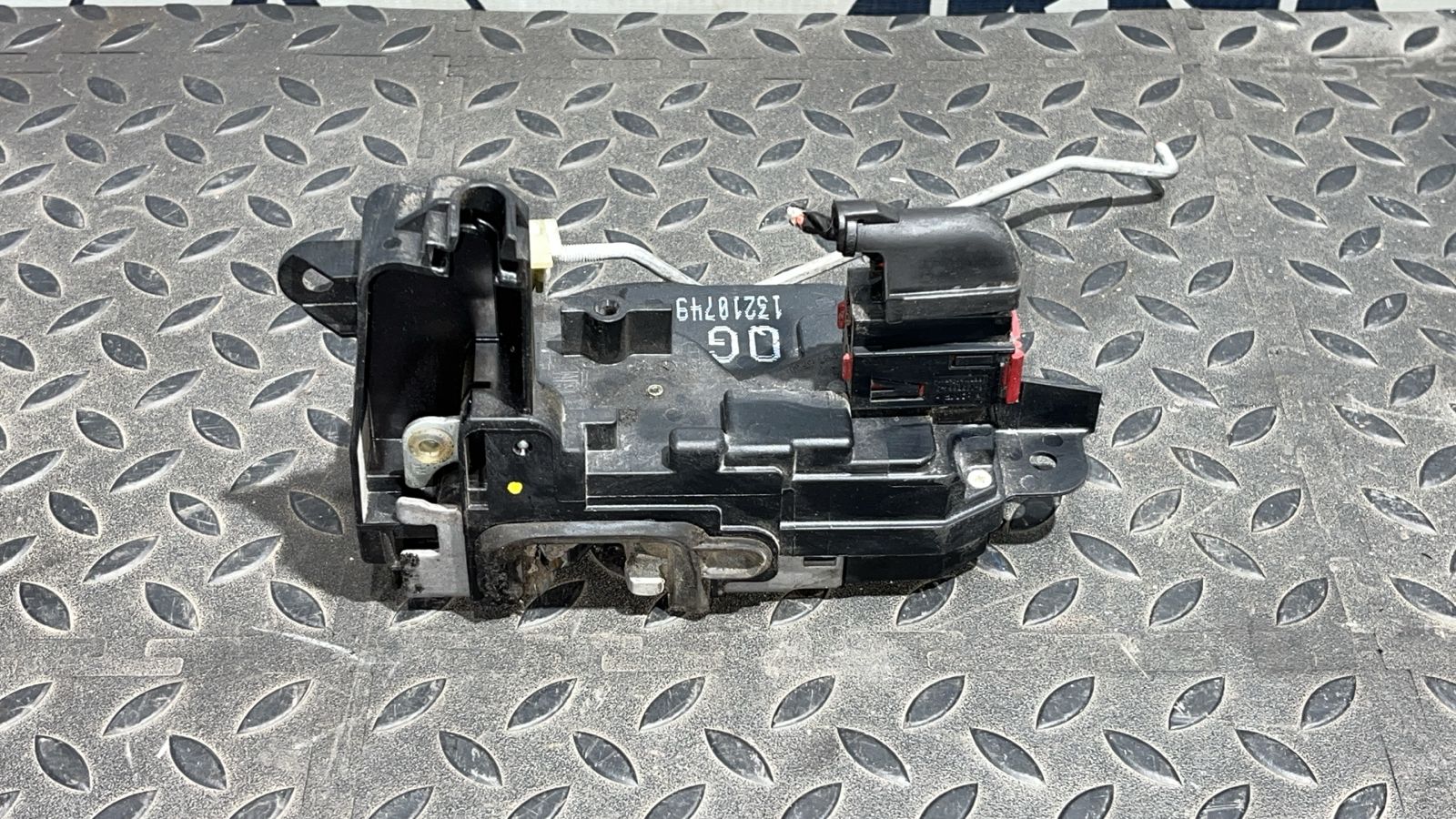 Замок двери передний правый Opel Zafira/B 2005-2014