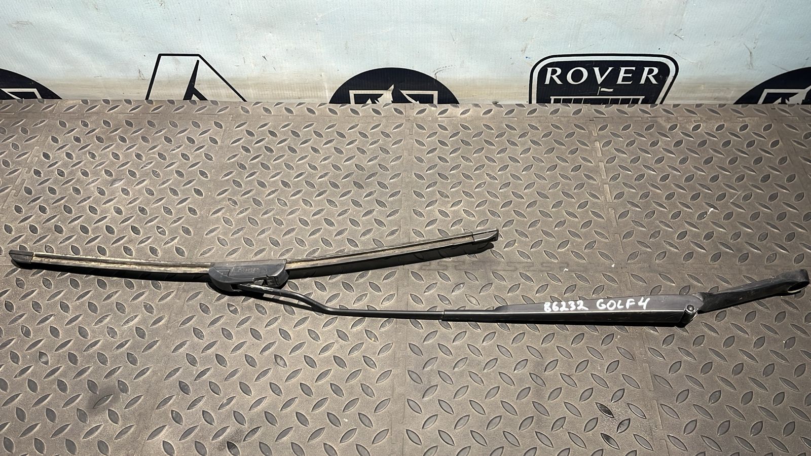 Поводок стеклоочистителя левый Volkswagen Golf/4 1997-2006