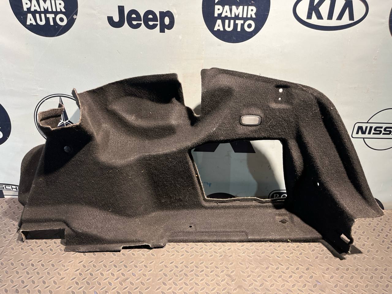 Обшивка багажника правая Mercedes C/W204 2006-2015