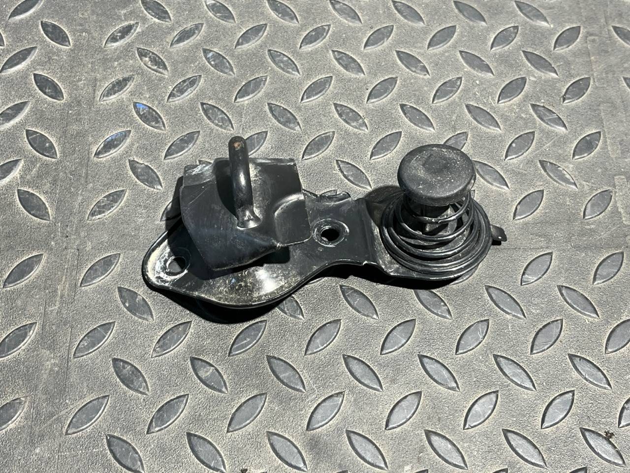 Замок капота Mercedes E/W211 2002-2009