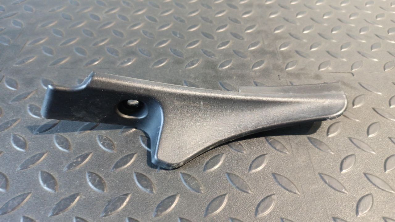 Накладка лобового стекла правая Renault Sandero 2009-2014