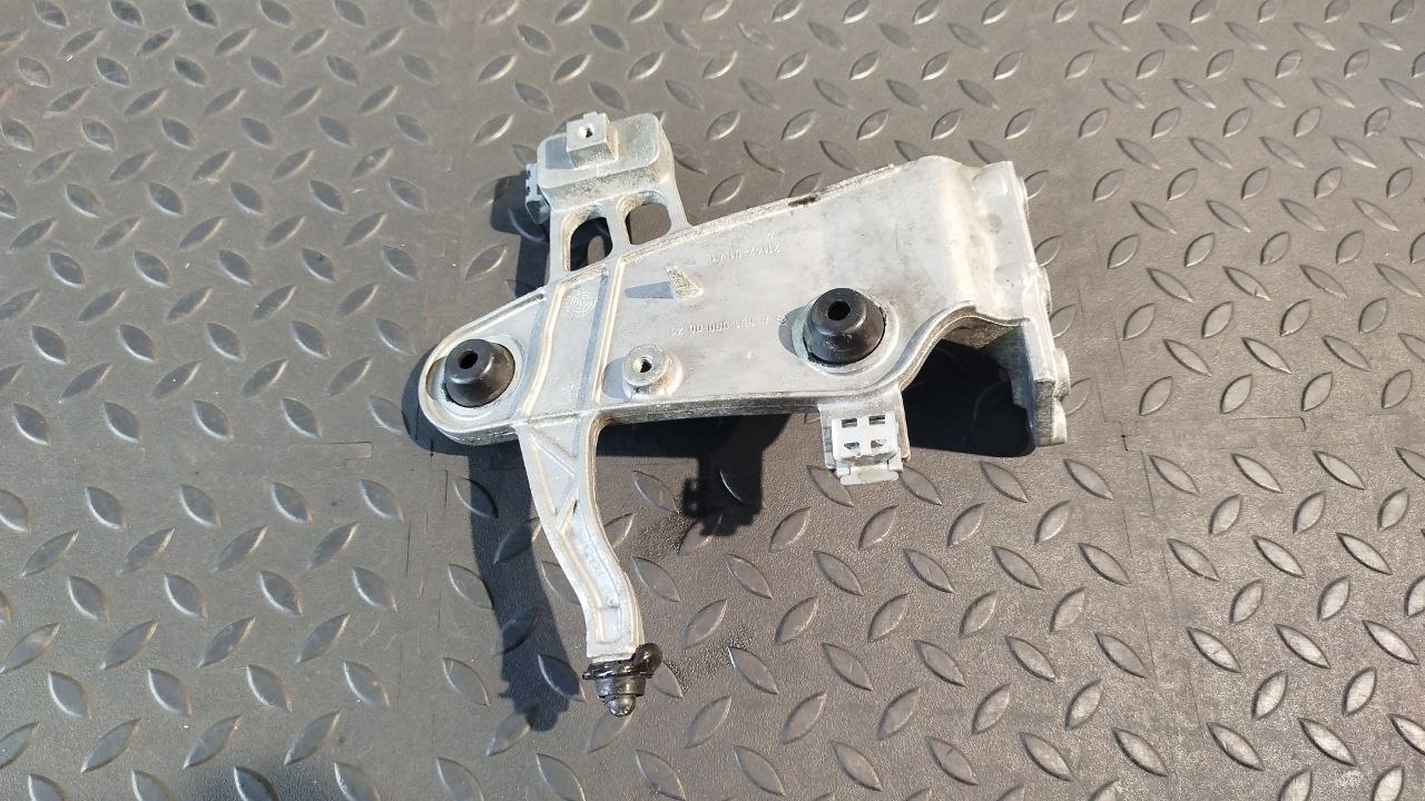 Кронштейн корпуса воздушного фильтра Mercedes C/W204 2006-2015