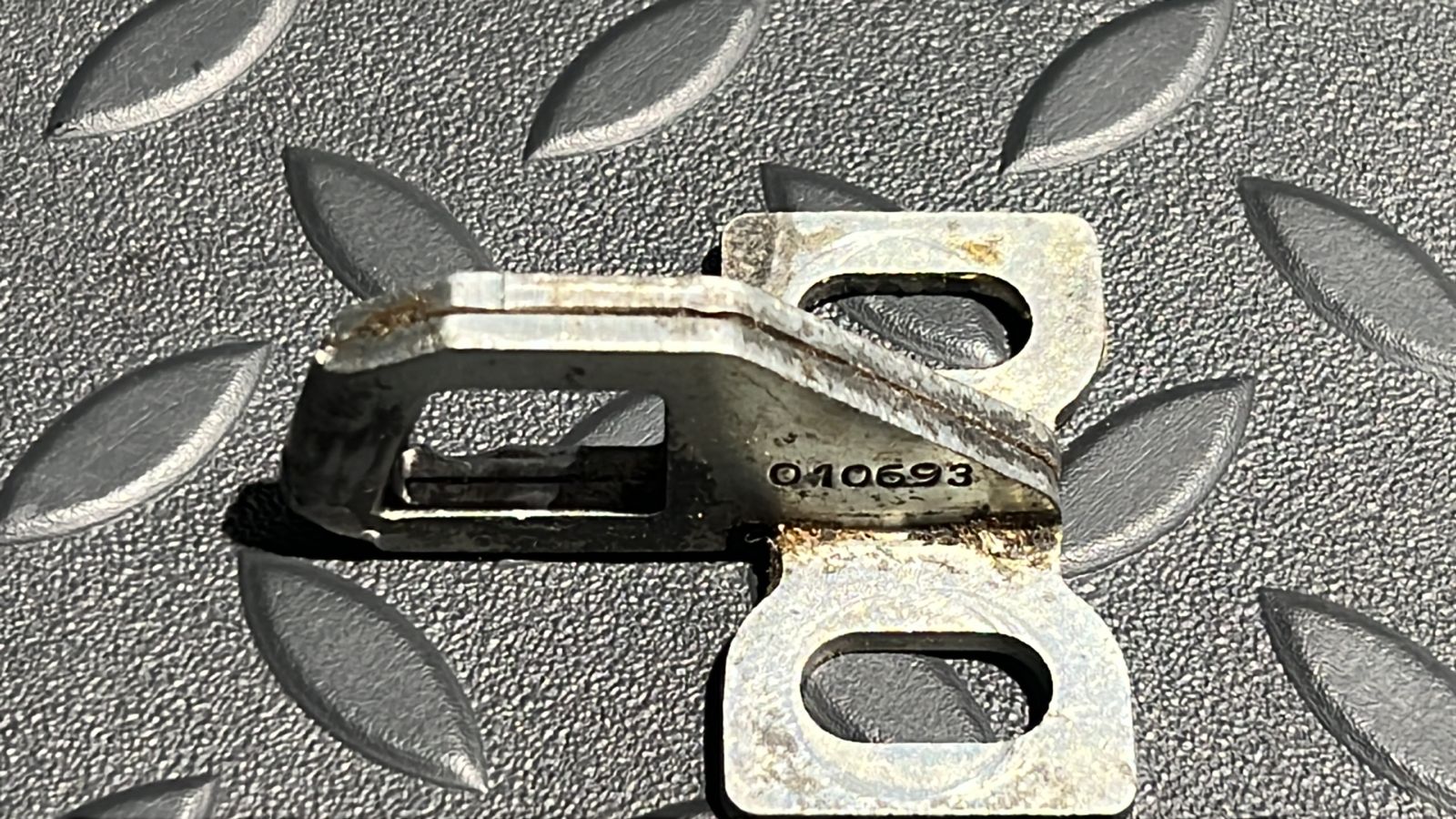 Ответная часть замка крышки багажника Mercedes C/W202 1993-2001