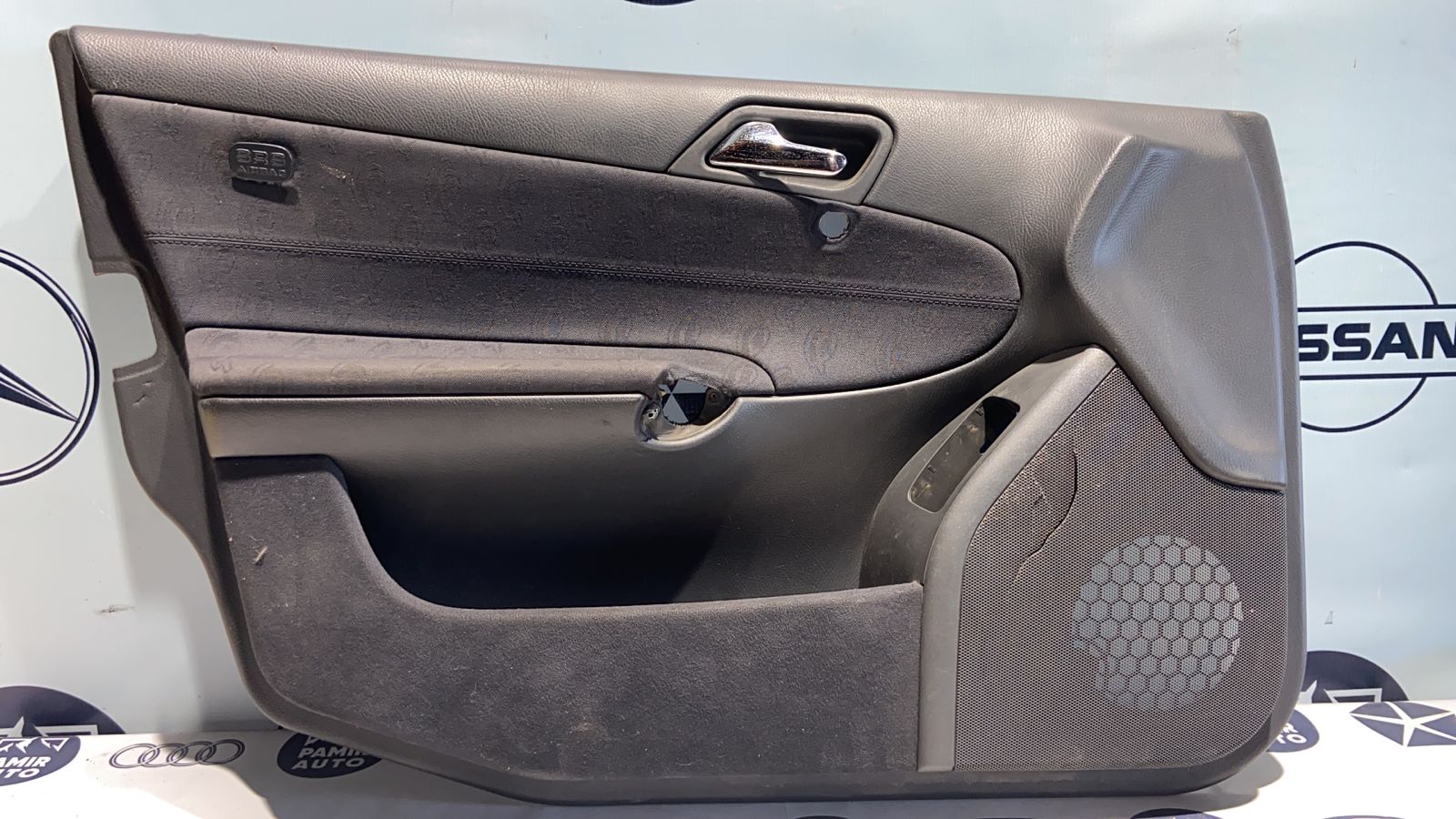 Обшивка двери передняя левая Mercedes C/W203 2000-2008