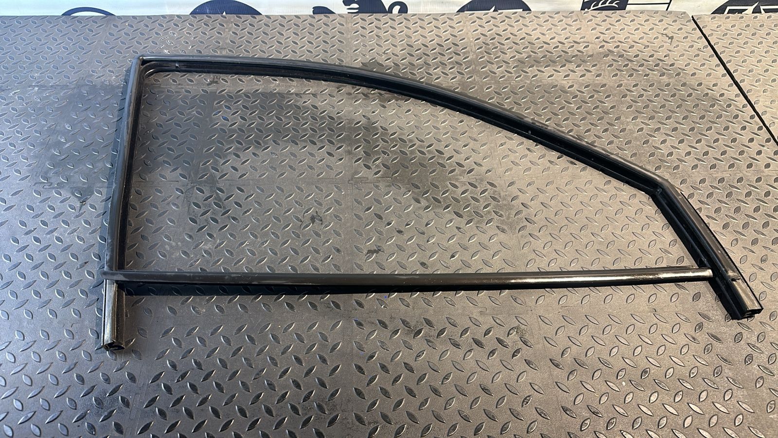 Уплотнитель двери передний правый Volkswagen Golf/4 1997-2006