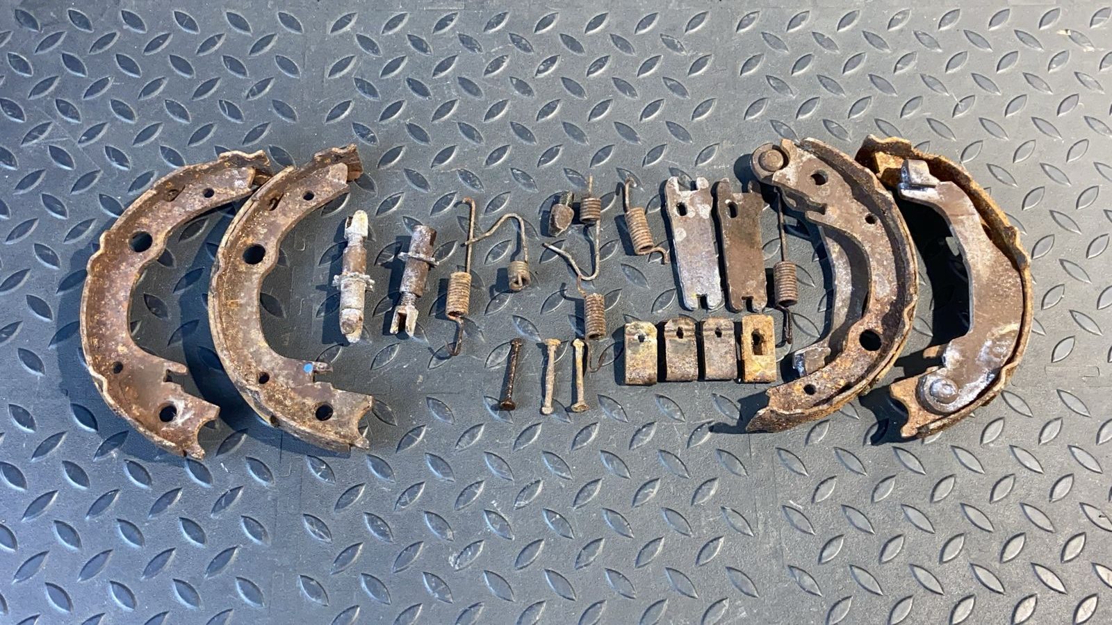 Механизм стояночного тормоза Toyota Avensis/2 2003-2009