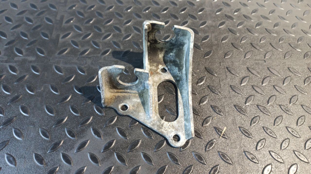 Кронштейн троса КПП Toyota Avensis/2 2003-2009