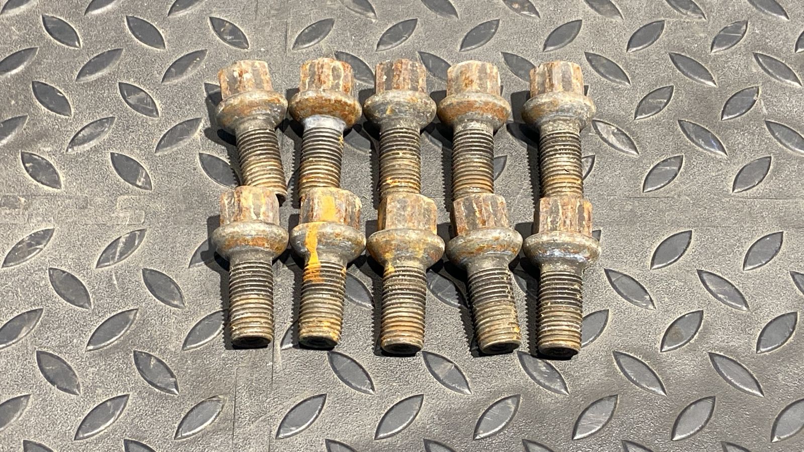 Болт колесный Mercedes C/W204 2006-2015