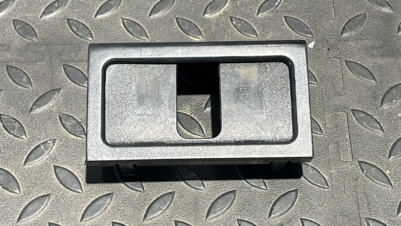 Кожух замка багажника Mercedes E/W211 2002-2009