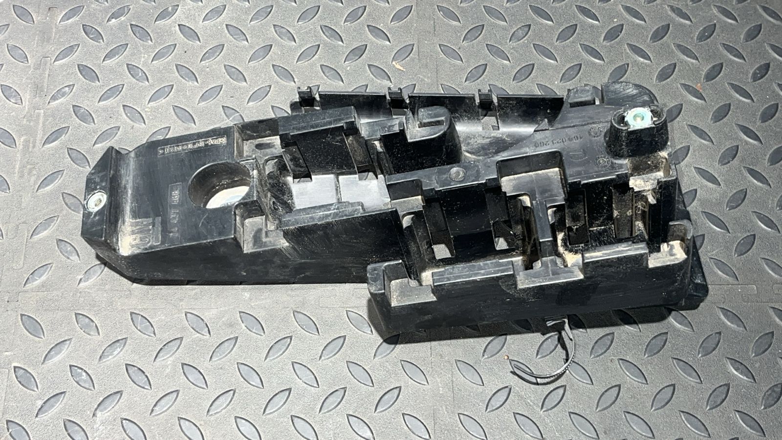 Кронштейн блока предохранителей Opel Signum 2003-2008