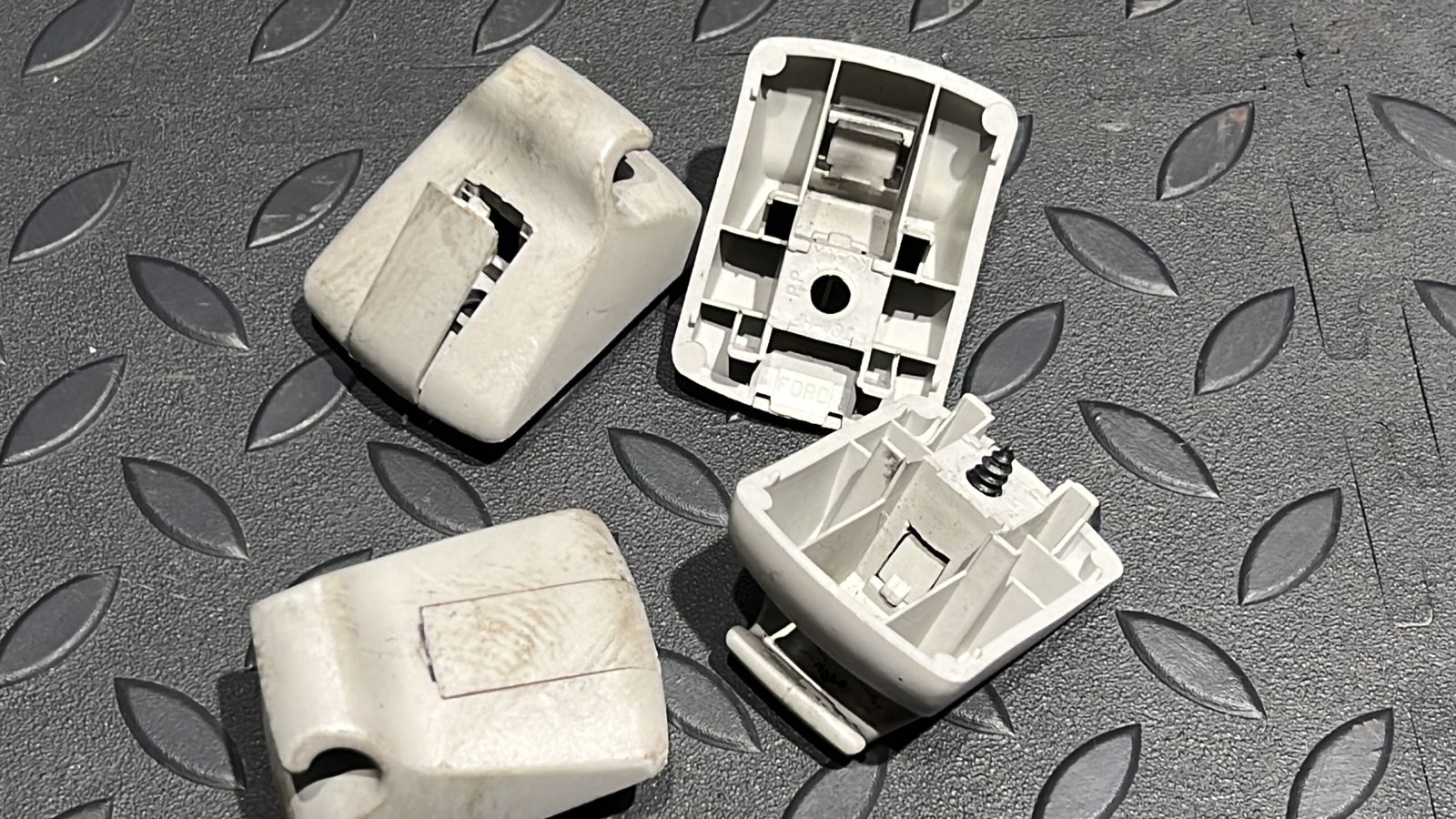 Крючок солнцезащитного козырька Ford Mondeo/3 2000-2007