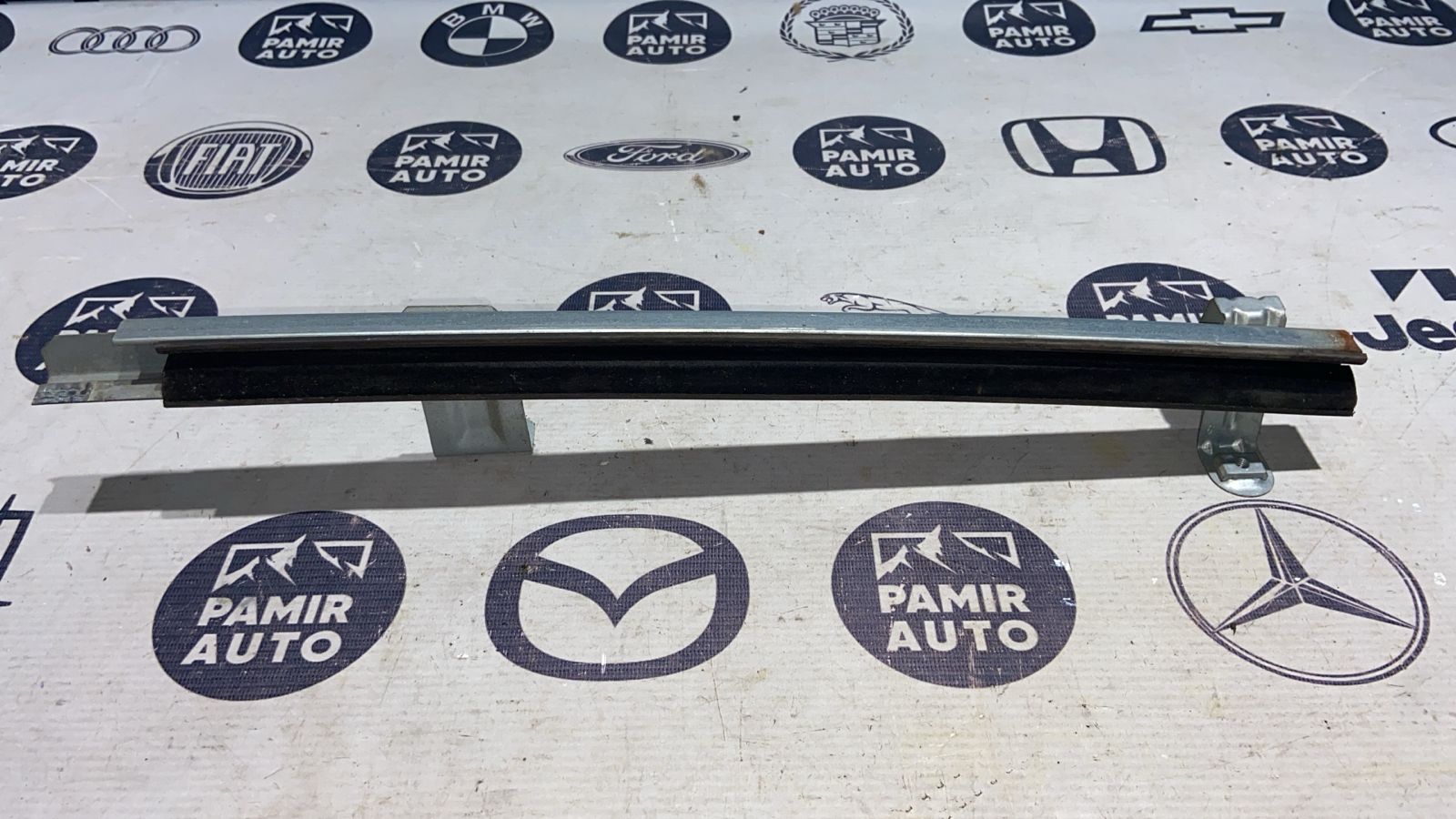 Направляющая стекла двери передняя левая Ford Transit 2000-2006