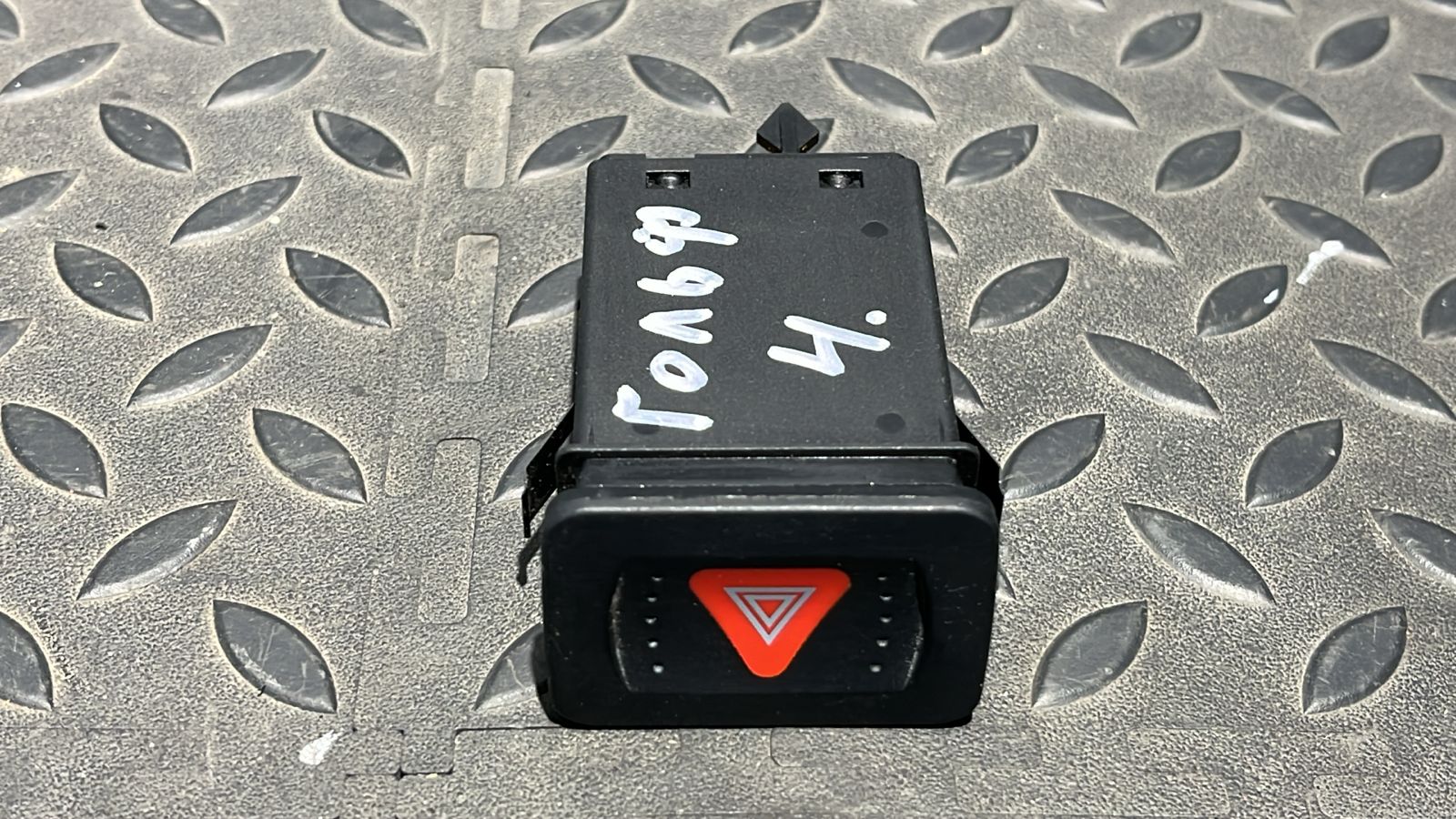 Кнопка аварийной сигнализации Volkswagen Golf/4 1997-2006