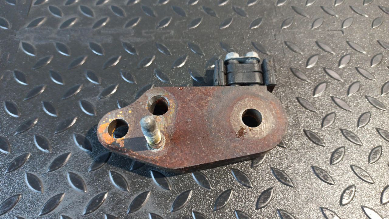 Кронштейн опоры двигателя Toyota Avensis/2 2003-2009