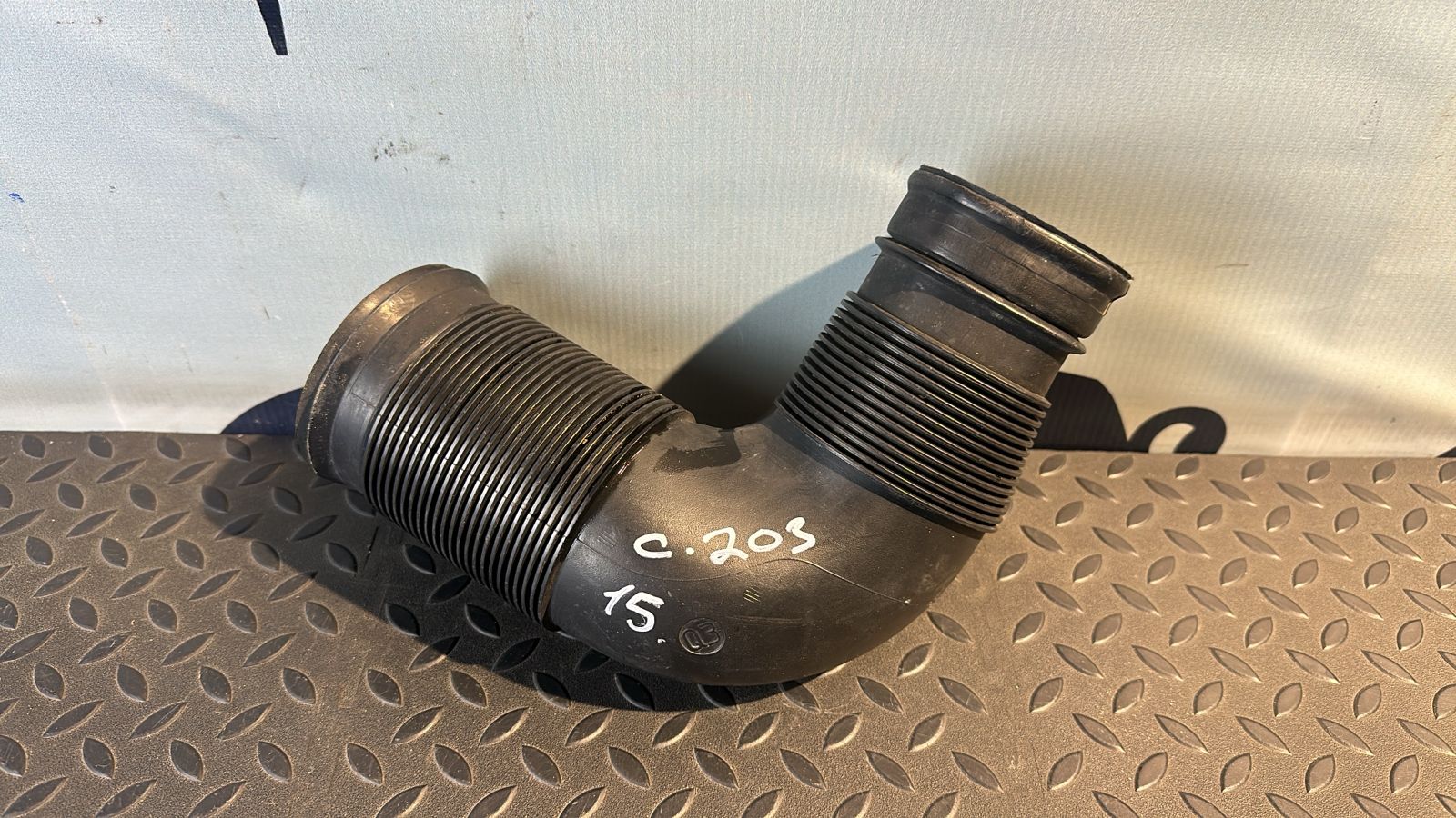 Патрубок воздушного фильтра Mercedes C/W203 2000-2008