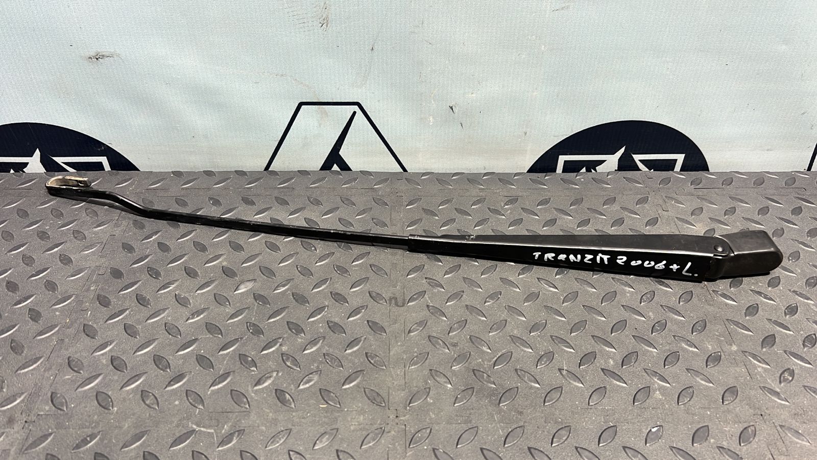 Поводок стеклоочистителя левый Ford Transit 2006-2013