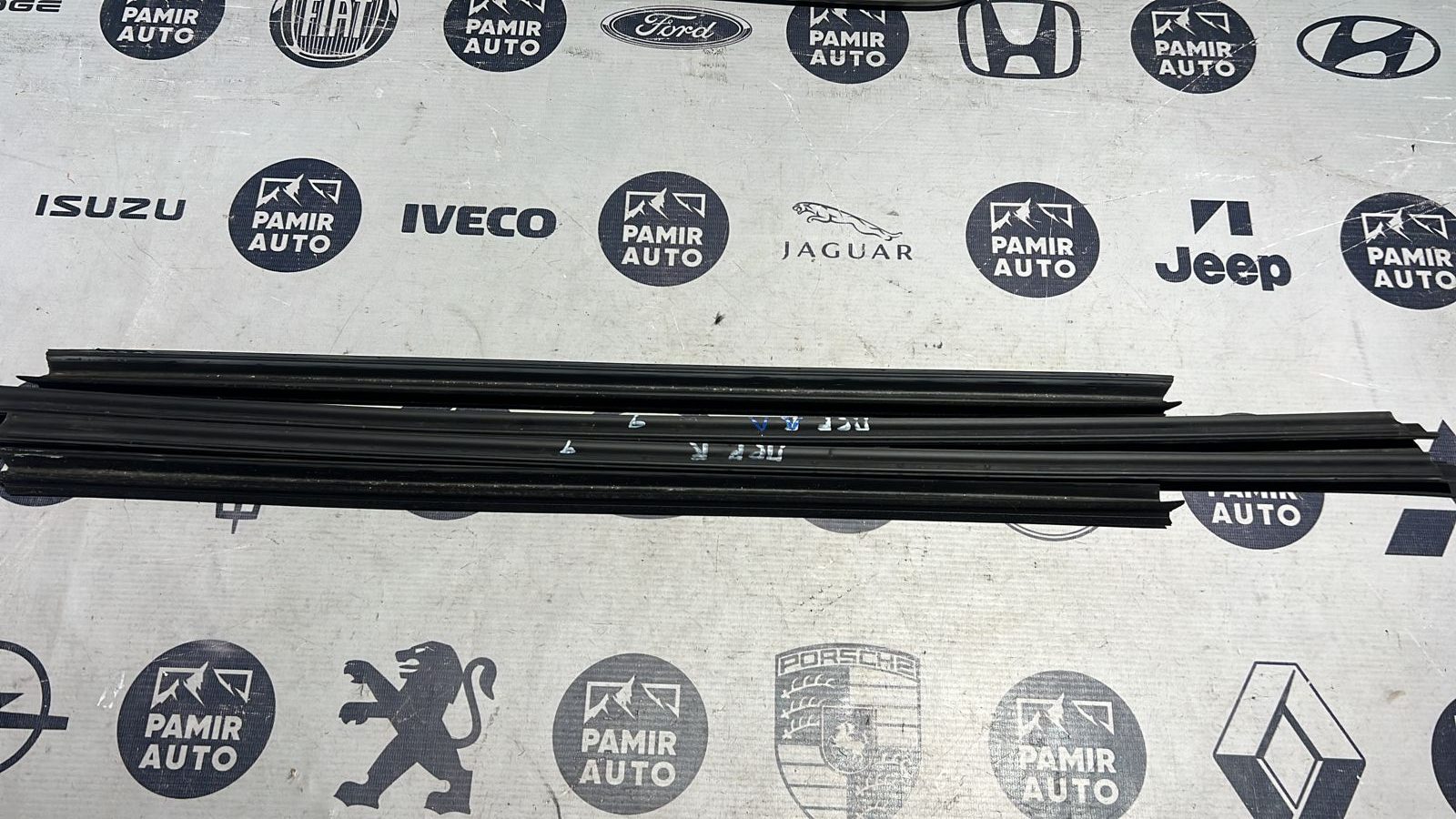 Уплотнитель двери Renault Scenic/2 2003-2009