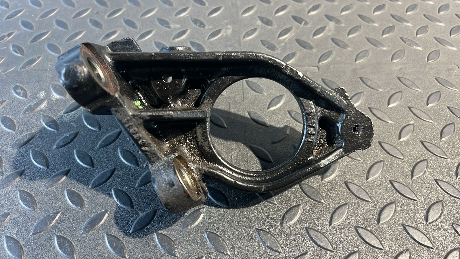 Кронштейн полуоси передний Opel Vivaro/A 2001-2014