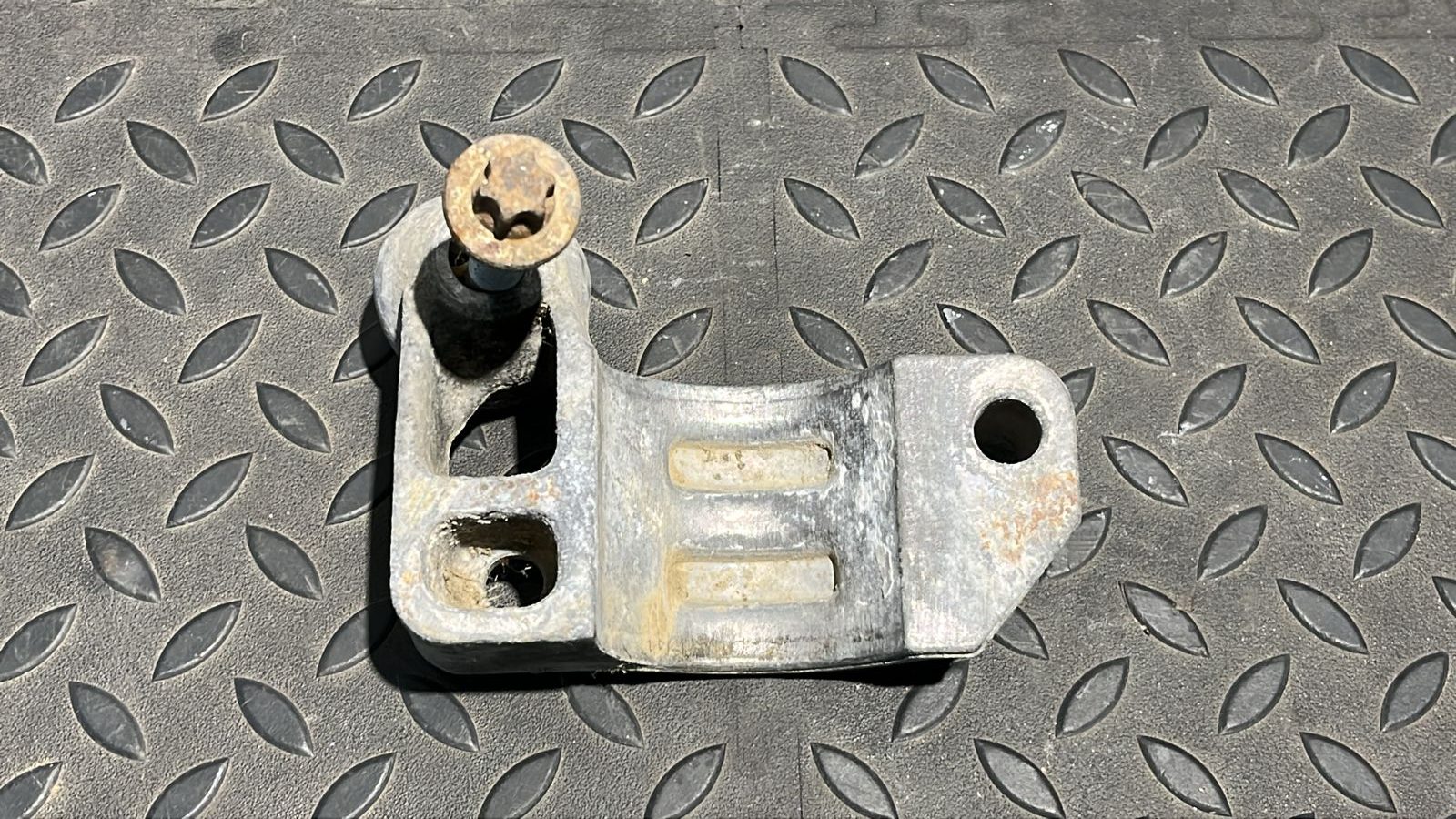 Кронштейн крепления стабилизатора передний правый Mercedes E/W211 2002-2009