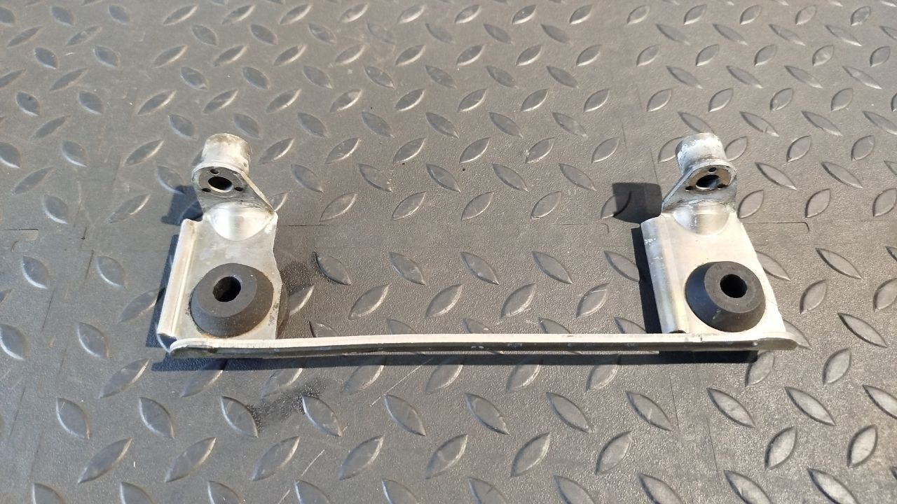 Кронштейн крышки двигателя Mercedes C/W204 2006-2015