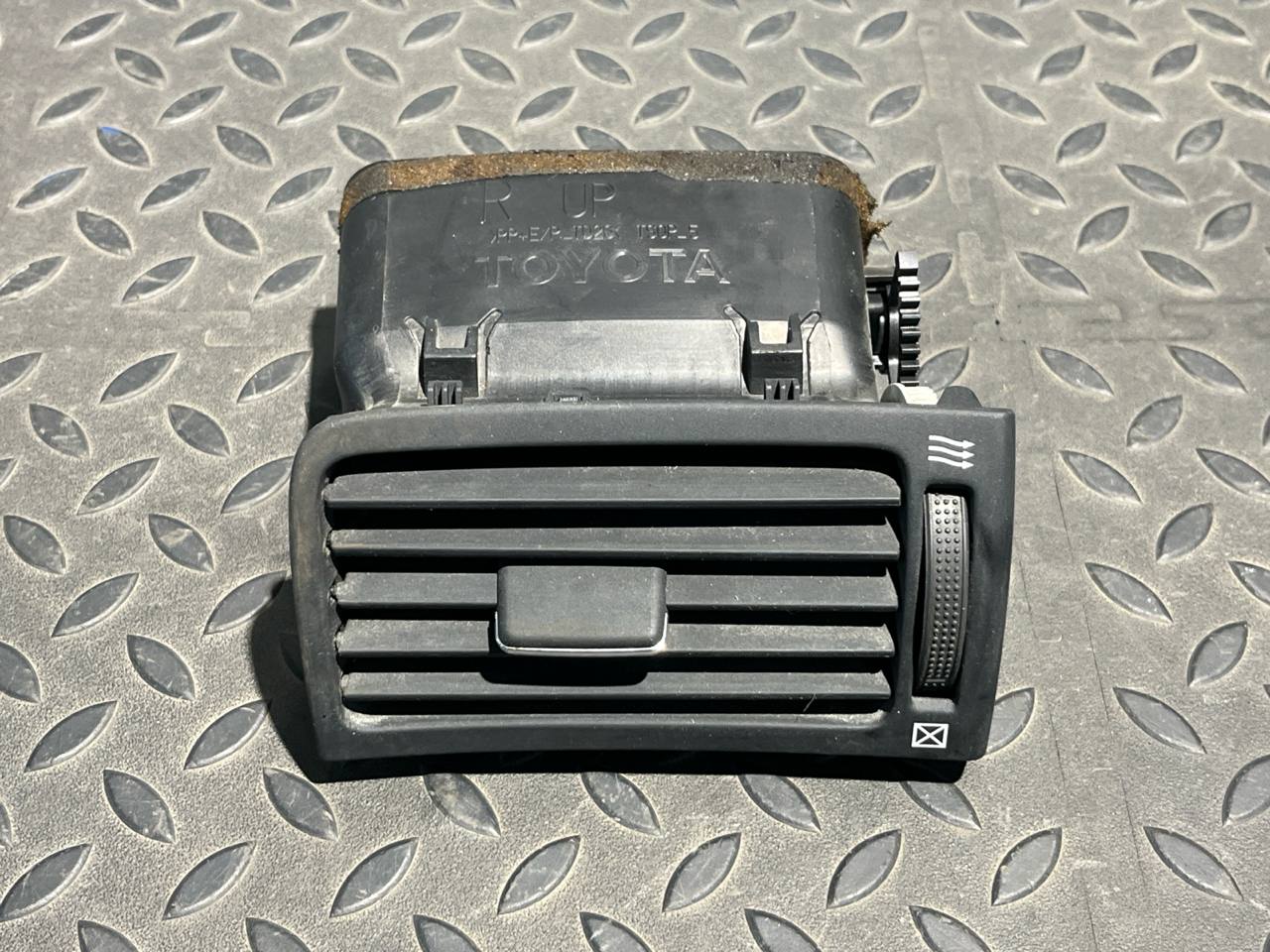 Дефлектор воздушный правый Toyota Avensis/2 2003-2009