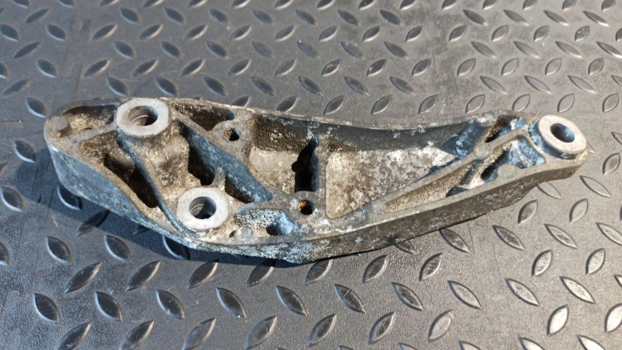 Кронштейн двигателя Opel Zafira/B 2005-2014