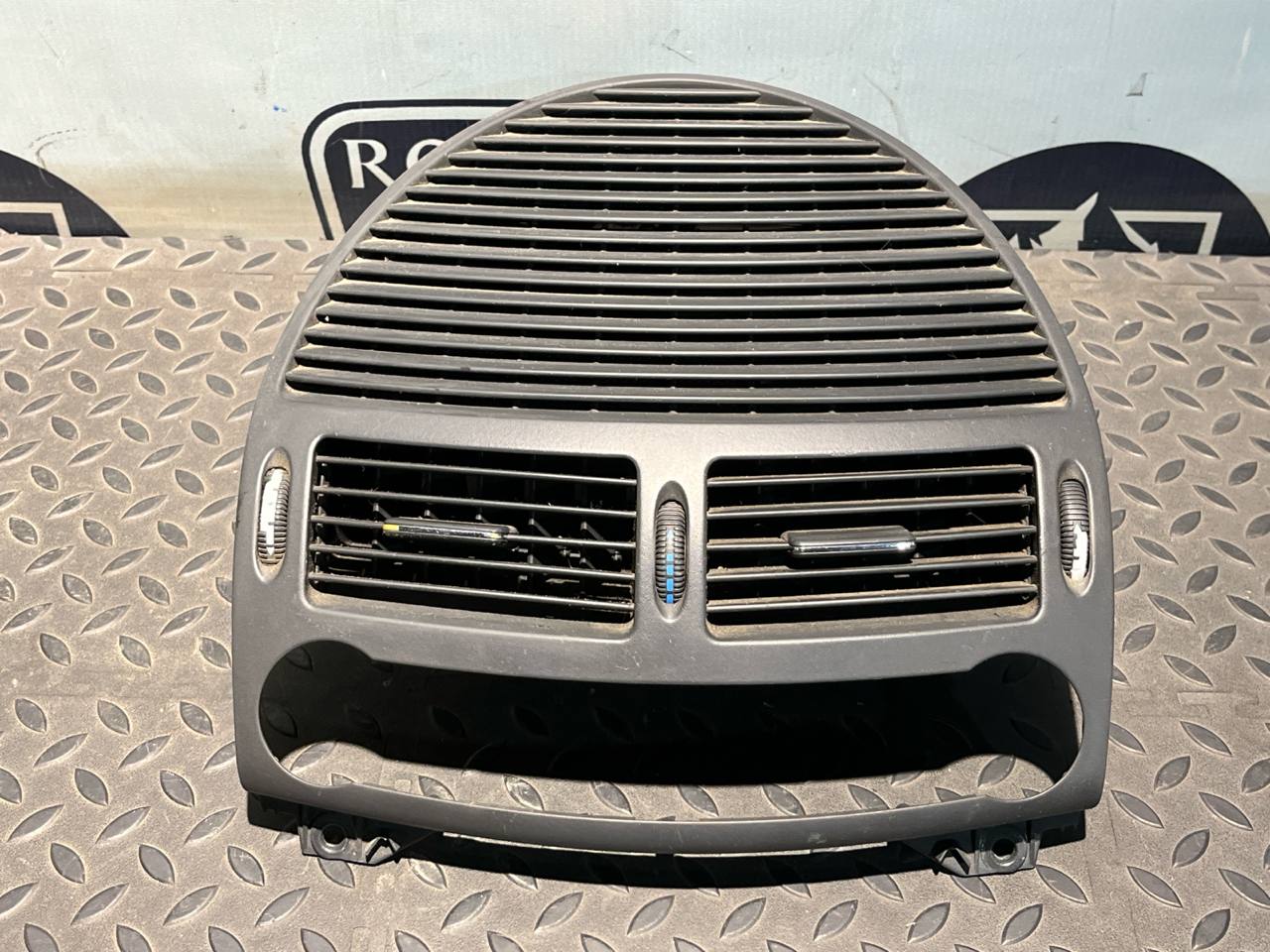 Дефлектор воздушный центральный Mercedes E/W211 2002-2009