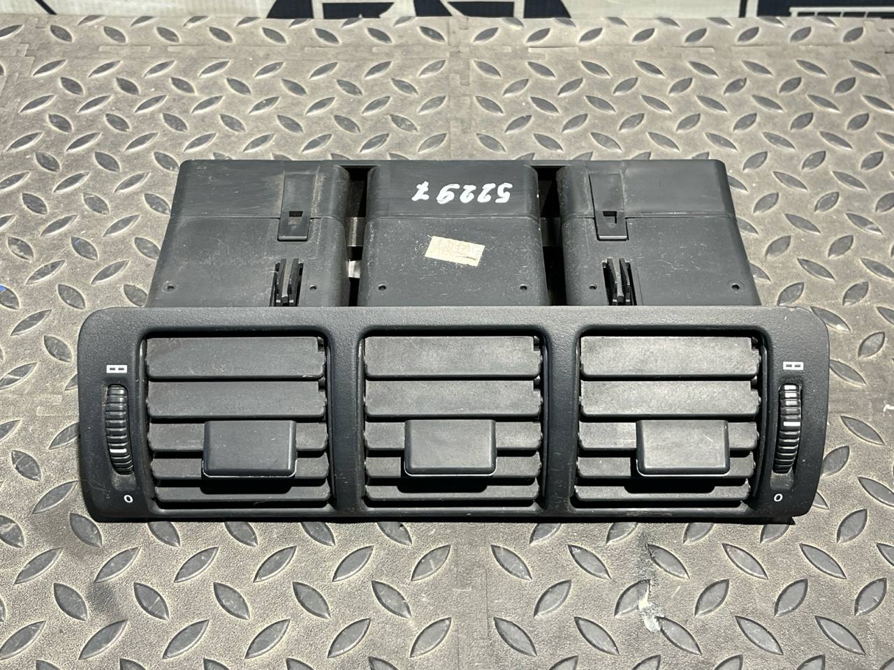 Дефлектор воздушный центральный Mercedes M/W163 1997-2005