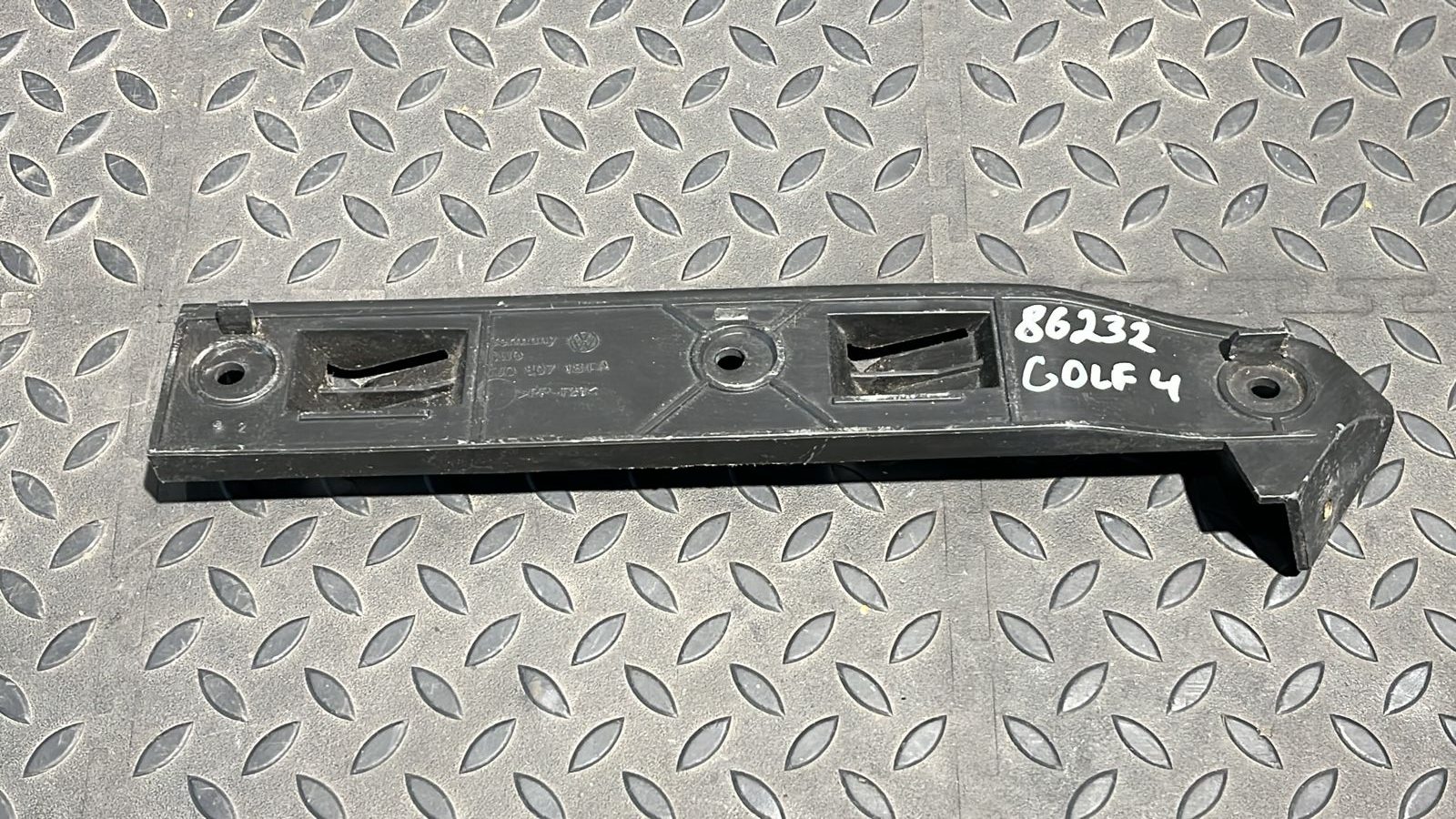 Кронштейн бампера передний правый Volkswagen Golf/4 1997-2006