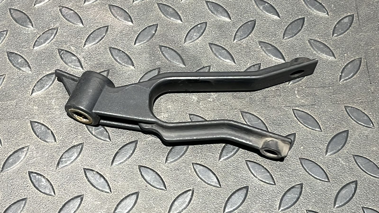 Кронштейн радиатора Opel Zafira/B 2005-2014