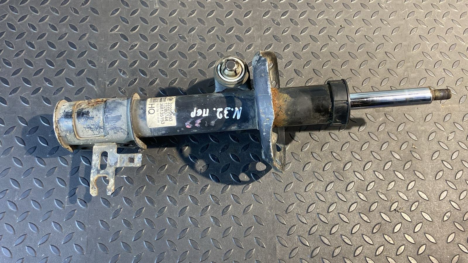 Амортизатор передний левый Opel Zafira/B 2005-2014