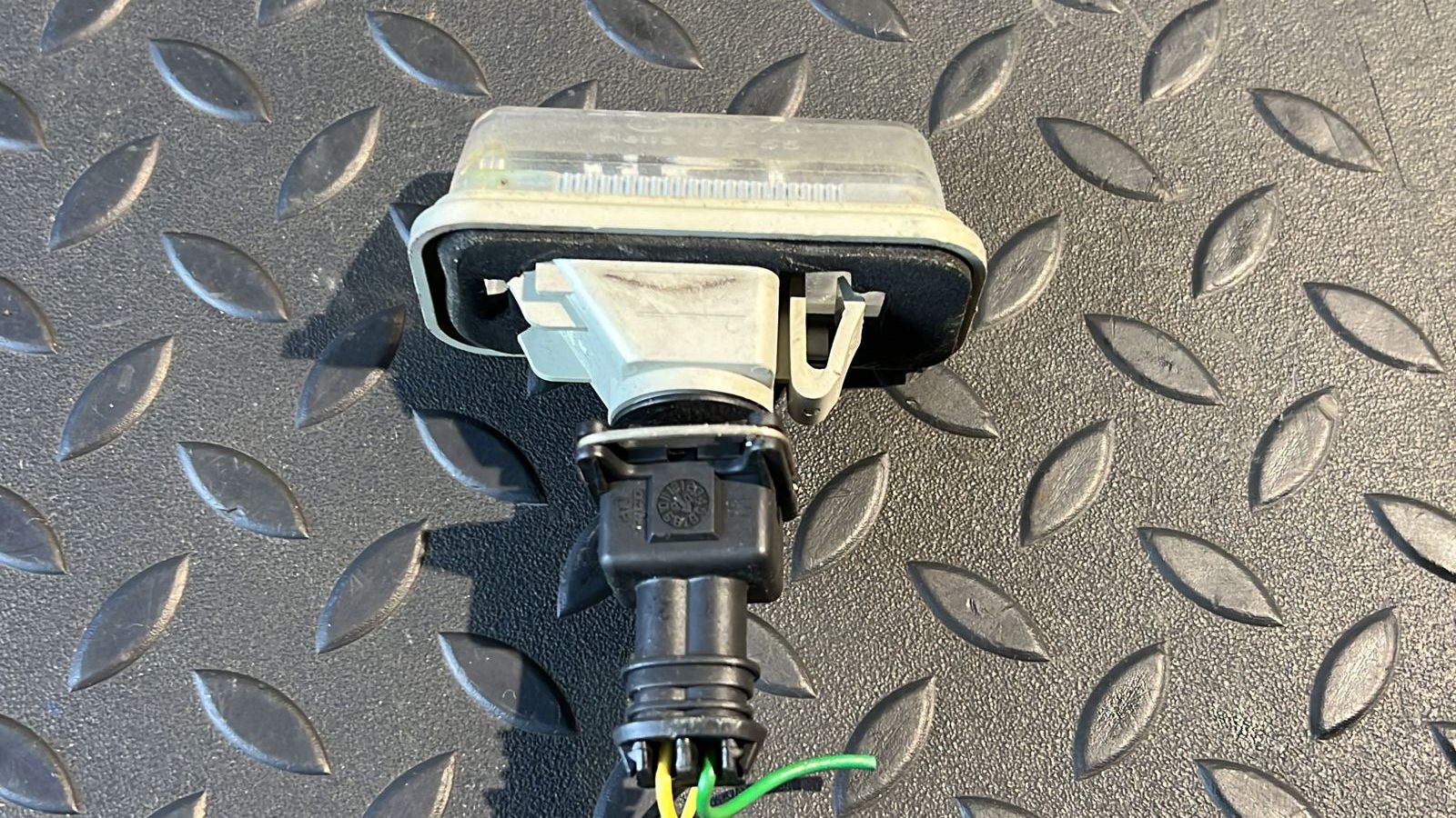 Фонарь подсветки номера Toyota Avensis/2 2003-2009