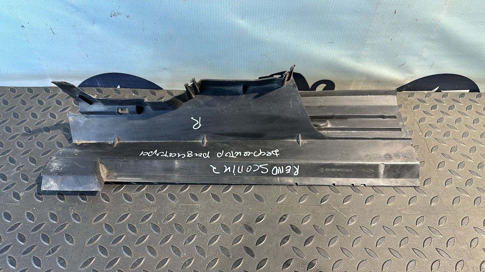 Воздуховод радиатора правый Renault Scenic/2 2003-2009