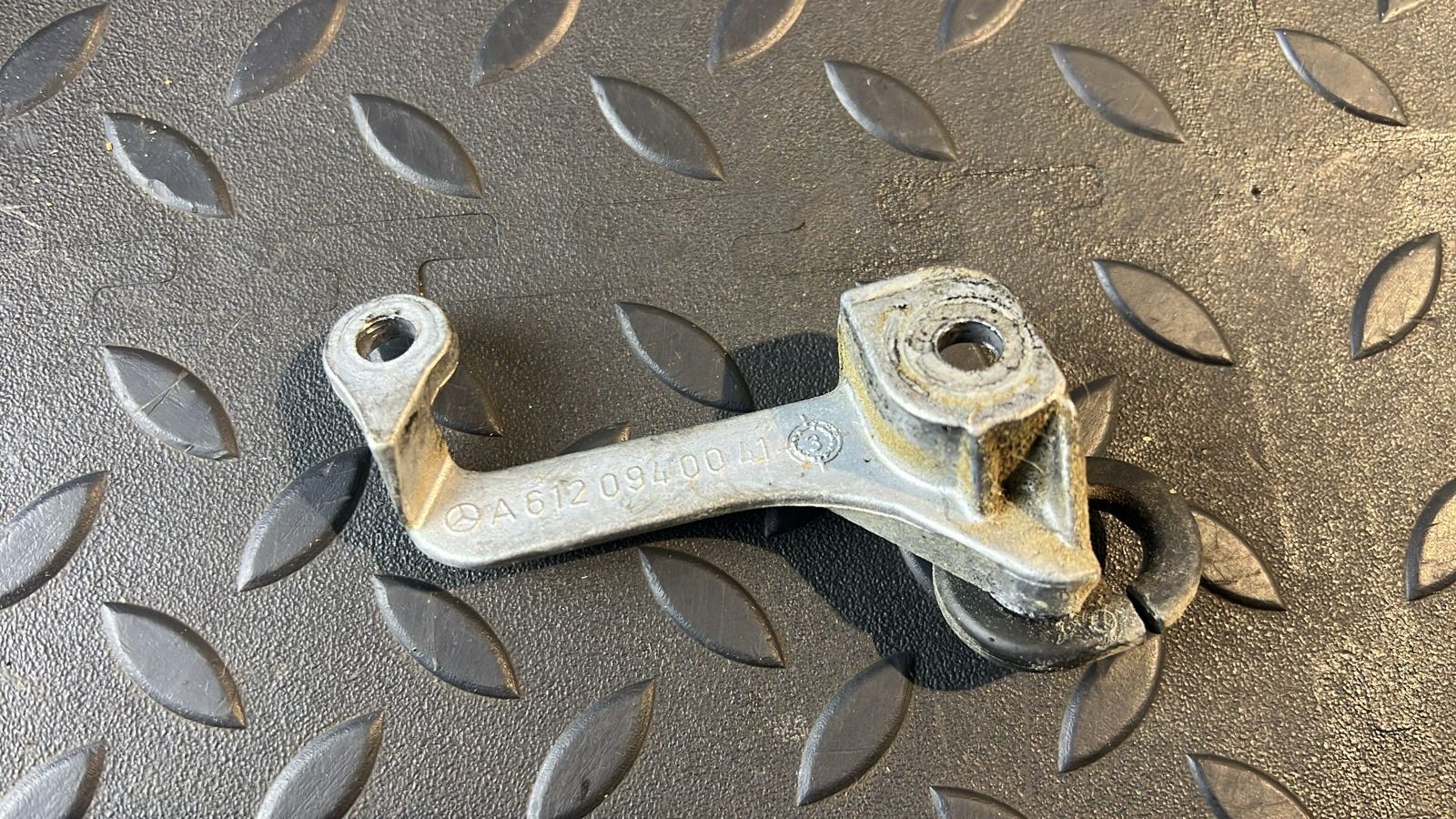 Кронштейн корпуса воздушного фильтра Mercedes C/W203 2000-2008