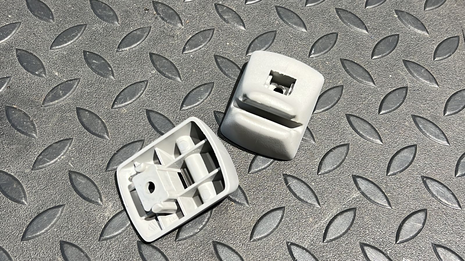 Крючок солнцезащитного козырька Ford Focus 1998-2007