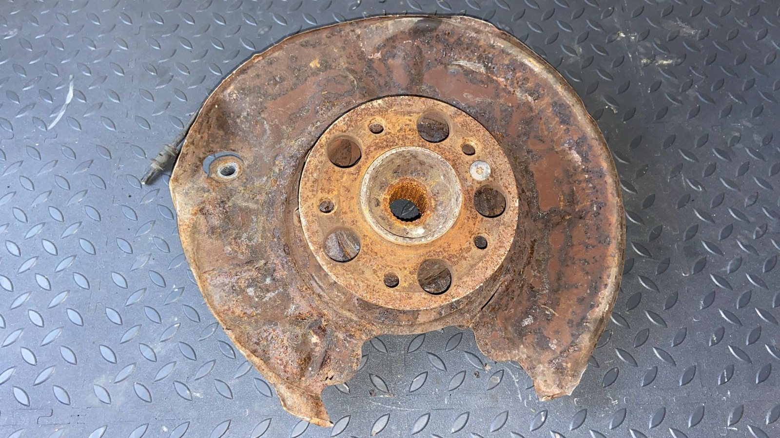 Кулак поворотный задний правый Mercedes C/W203 2000-2008